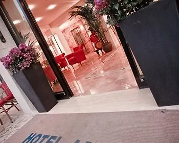 Ambra - Fronte Mare - Vicinissimi Al Centro Hotell 3*