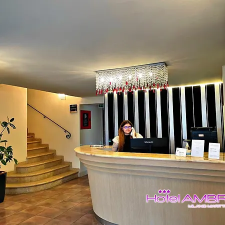 Hotel Ambra - Fronte Mare - Vicinissimi Al Centro