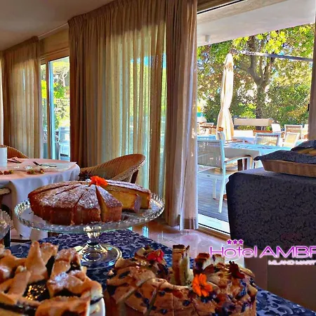 호텔 Ambra - Fronte Mare - Vicinissimi Al Centro 3*