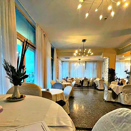 Ambra - Fronte Mare - Vicinissimi Al Centro Hotel 3*