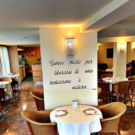 Hotel Ambra - Fronte Mare - Vicinissimi Al Centro Milano Marittima