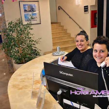 Ambra - Fronte Mare - Vicinissimi Al Centro 酒店 3*