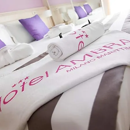 Hotel Ambra - Fronte Mare - Vicinissimi Al Centro 3*