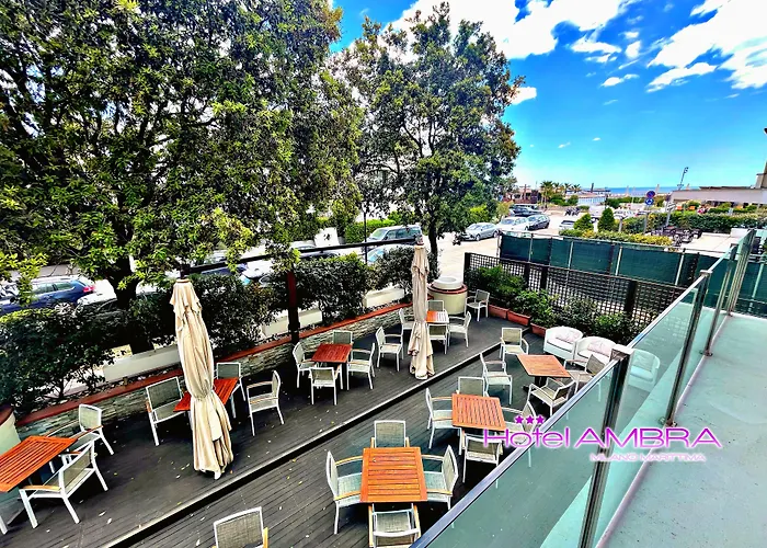 Otel Ambra - Fronte Mare - Vicinissimi Al Centro 3*